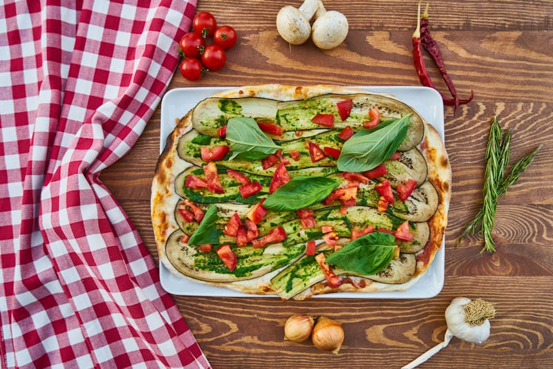 Tristan mod pizza with pesto and fresh vegetables